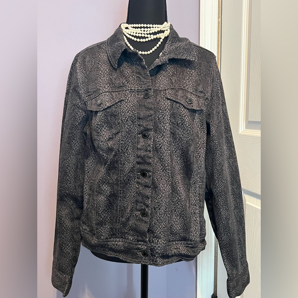 Jones New York Black “Snakeskin” Printed Button-Up Stretchy Jean Denim Jacket M